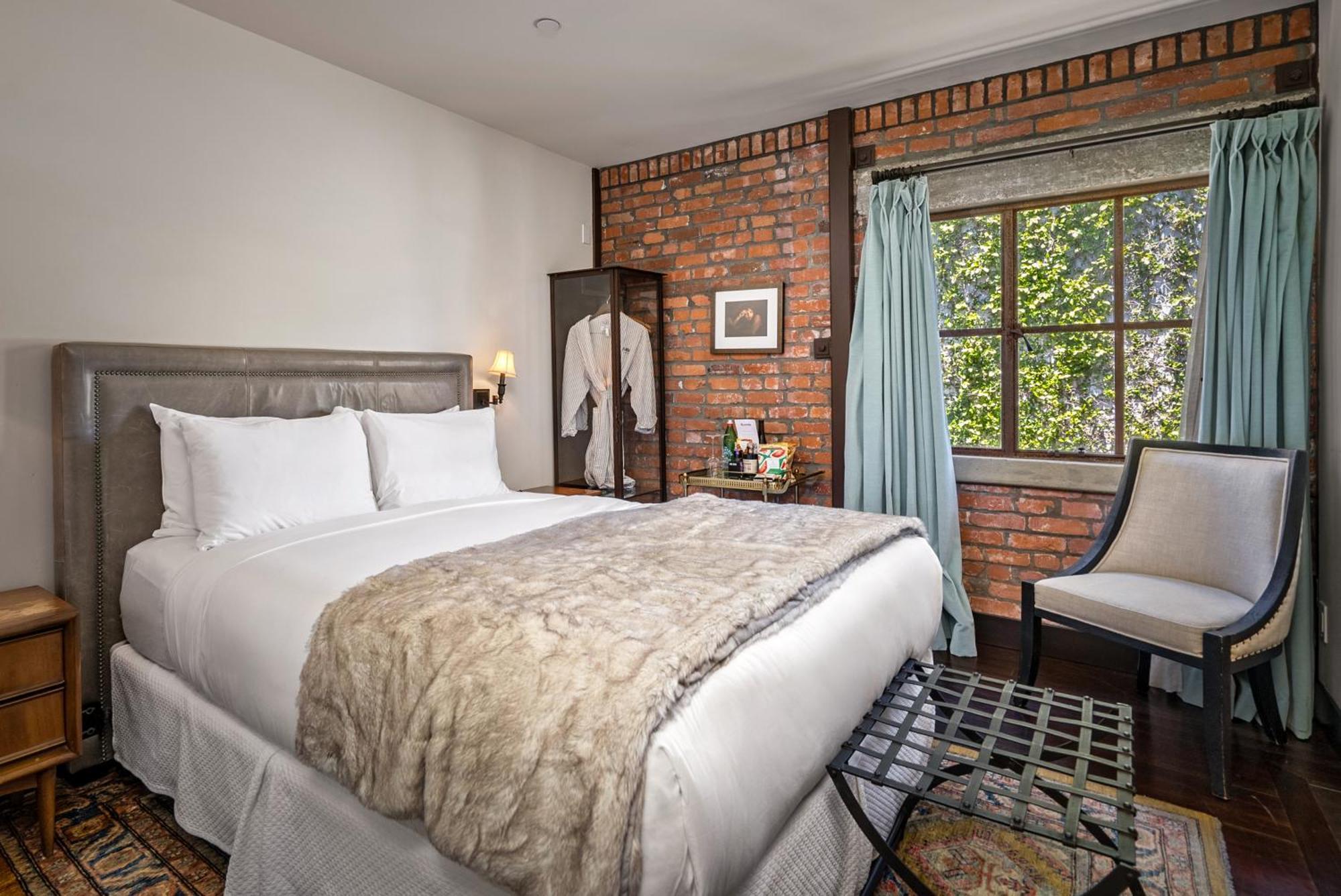 Classic Queen Room,1598411639:JPEG
